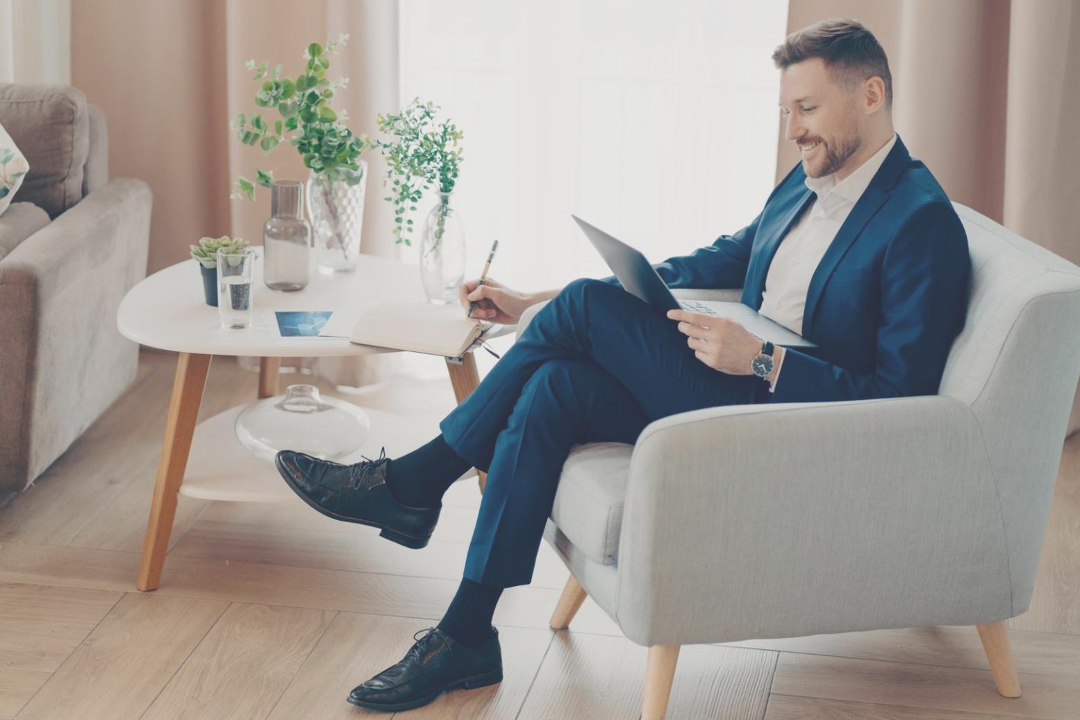 Salle de formation avec participants actifs