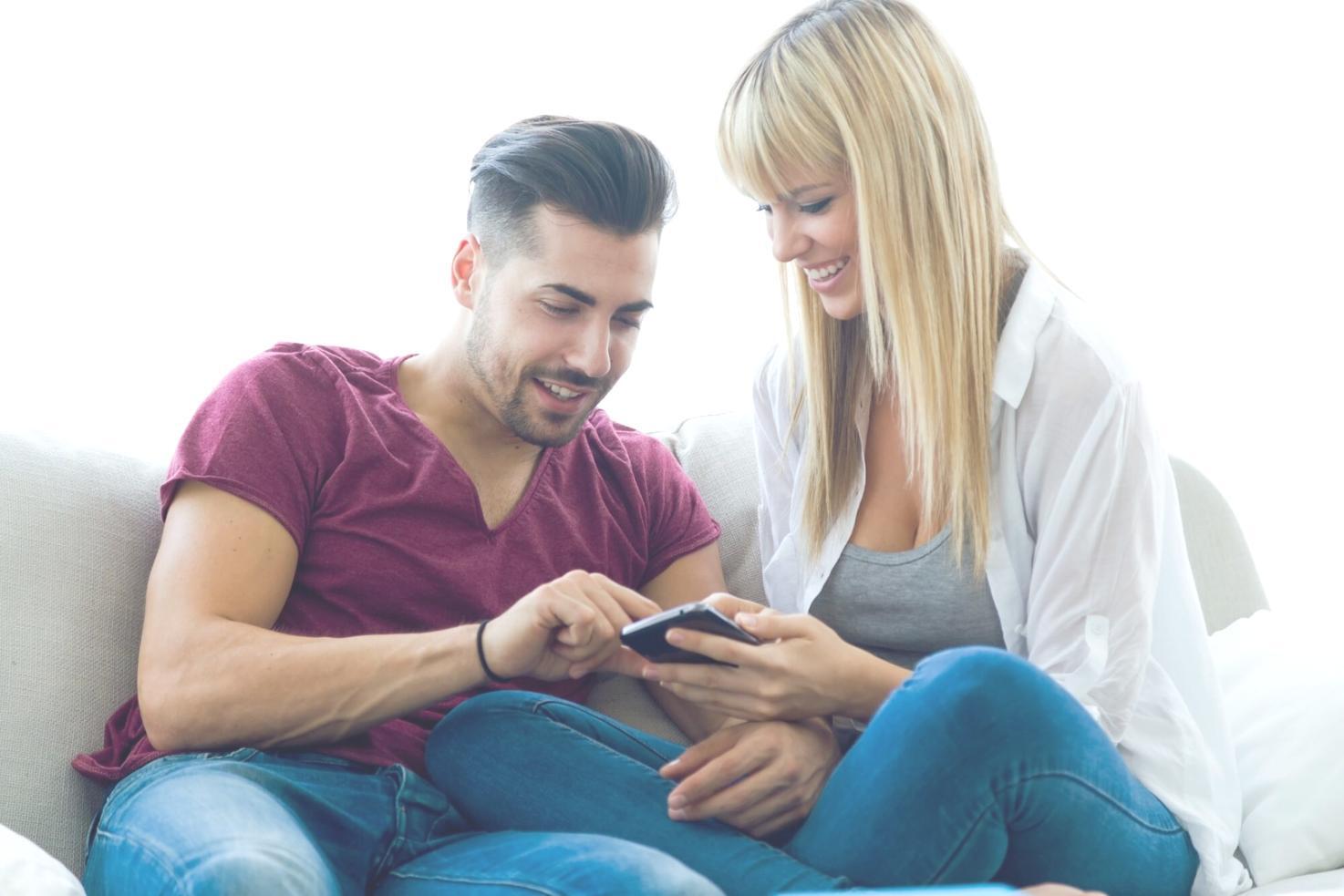 Équipe travaillant ensemble sur des documents financiers